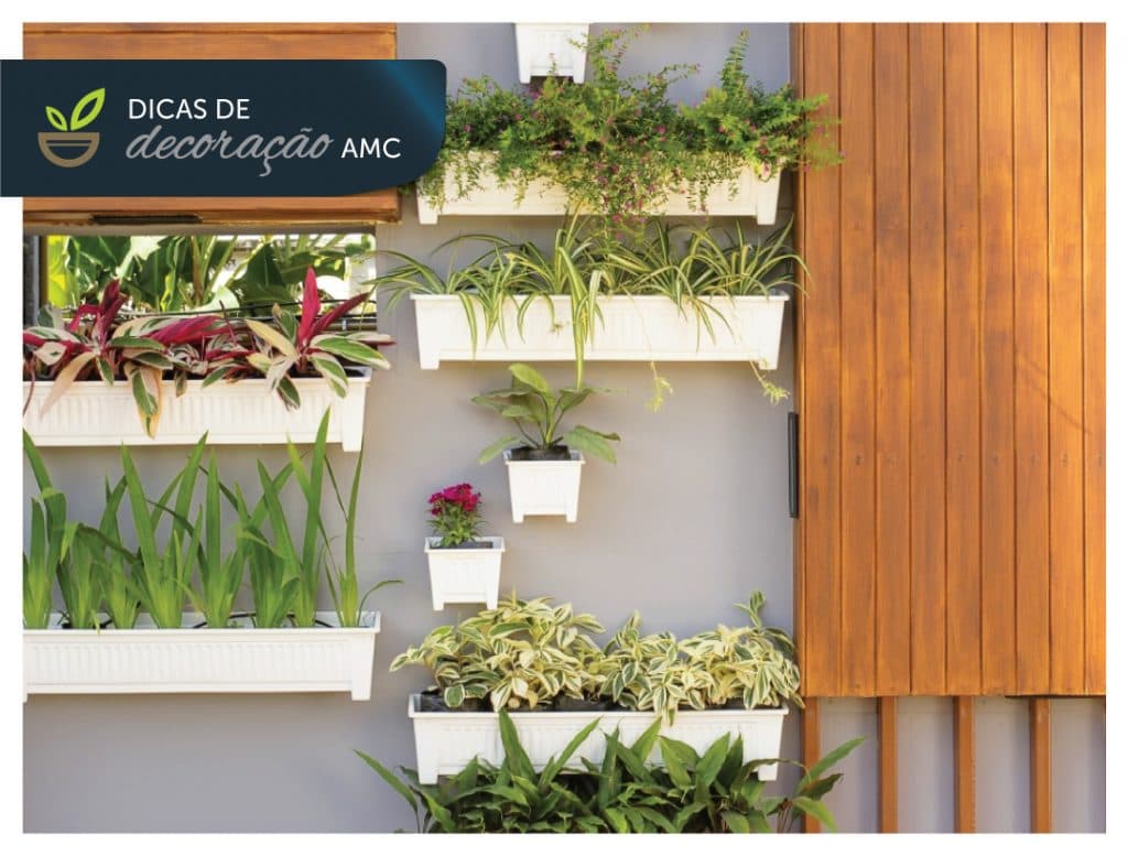 Quer deixar sua sacada bonita e com um toque de natureza? Os jardins verticais podem te ajudar